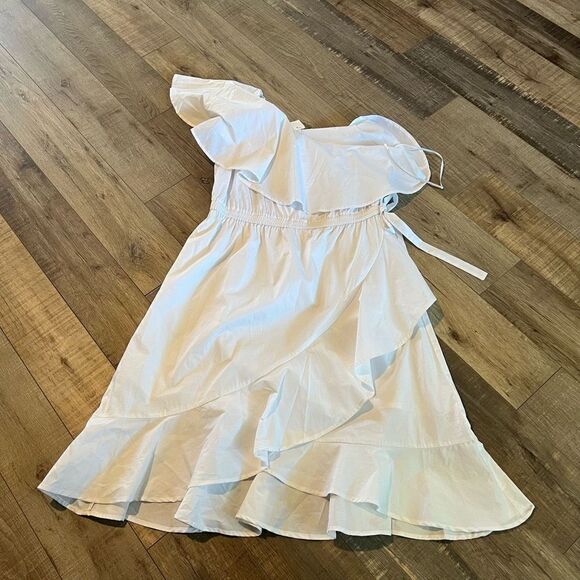 Saks Fifth Avenue Dress, white. Size m - Picture 1 of 7